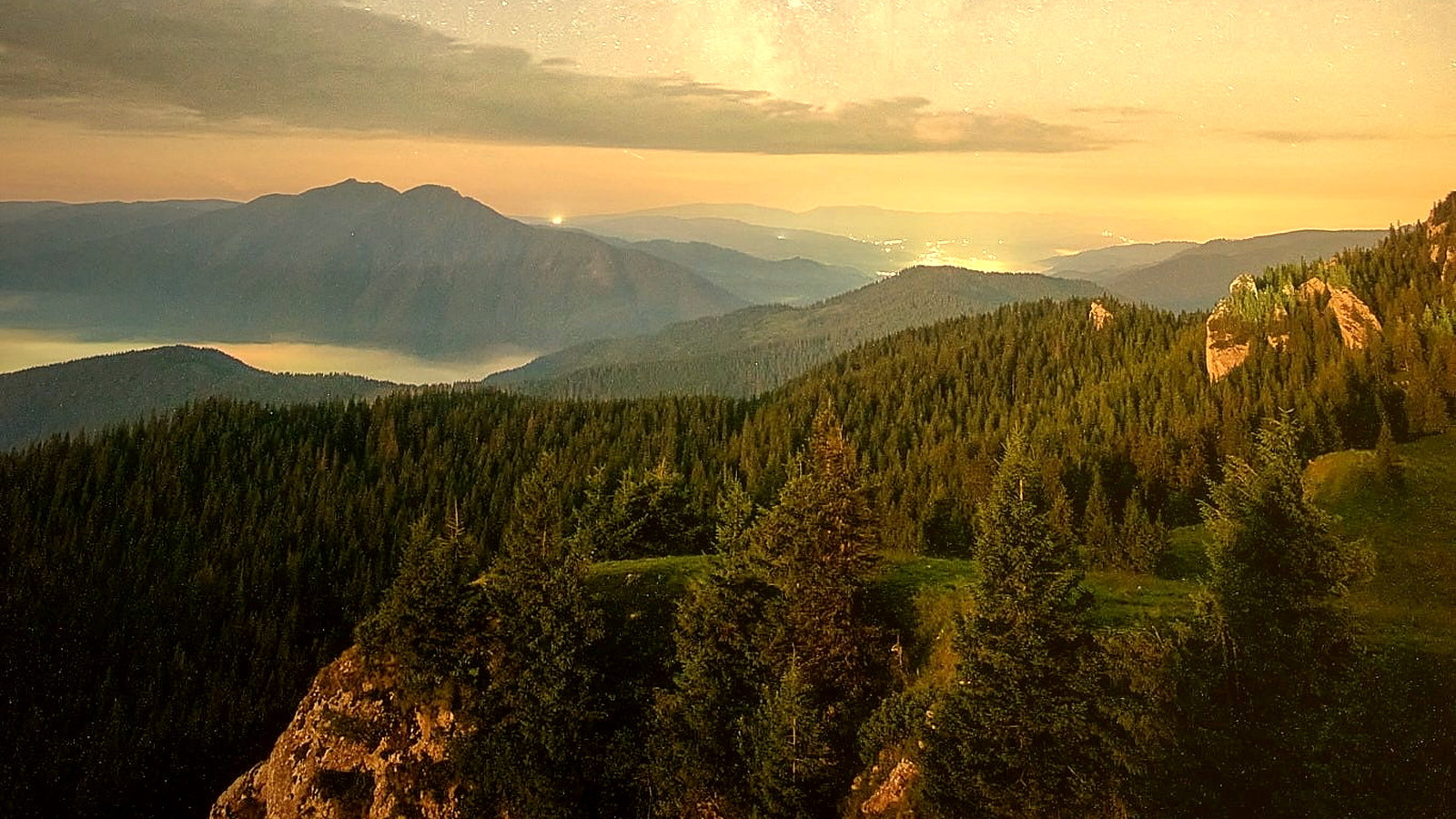Valea Câmpulungului văzută de pe Rarău, în zori